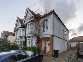 Pass the Keys Large 4 bedroom house near Southend